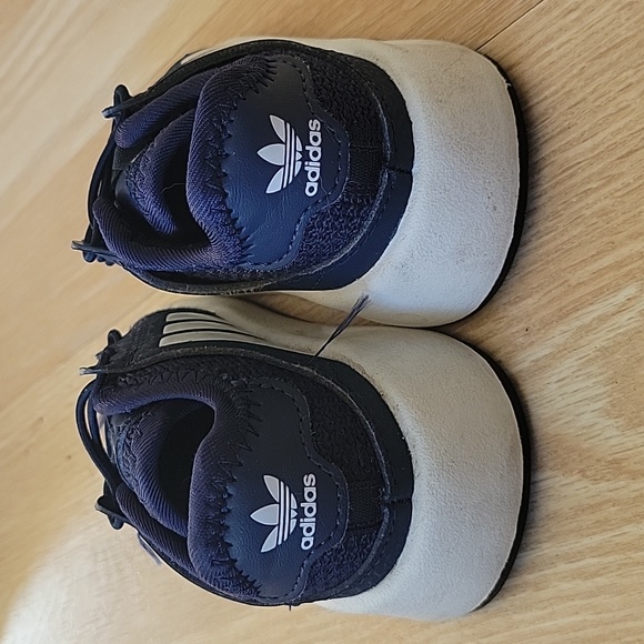 Adidas sneakers size 4k toddler - Picture 2 of 4